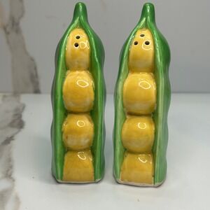 Vintage Shafford Japan Peas in a Pod Ceramic Salt and Pepper Shakers 7021 Green